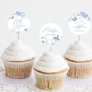 Modelo de topper para cupcake de chá de bebê Blue Toile De Jouy, Baby in Bloom Wildflower Chinoiserie Baby Brunch Toile Borboletas e pássaros WP1004