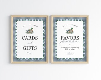Puede incluir: Dos letreros enmarcados con una ilustración de pato. Los letreros dicen "CARDS and GIFTS" y "FAVORS please take one". Los marcos tienen un fondo a cuadros azul y un borde festoneado.