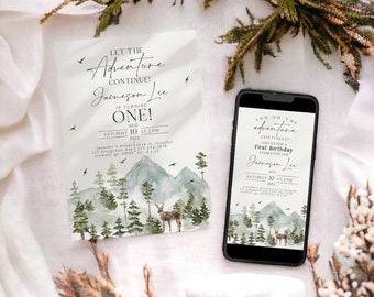 Puede incluir: Dos invitaciones para una fiesta de primer cumpleaños con temática de bosque. Las invitaciones presentan una ilustración de acuarela de una cordillera, árboles y un ciervo. El texto en las invitaciones dice "Let the Adventure Continue! Jameson Lee is turning One! Aug 10 at 2 PM 2022".
