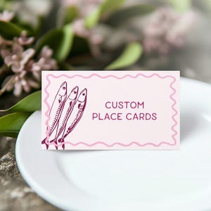 Plantilla para tarjetas de lugar con sardinas enlatadas de color rosa, despedida de soltera de pescador enlatado, fiesta de pescador náutico retro llena de amor WP1037