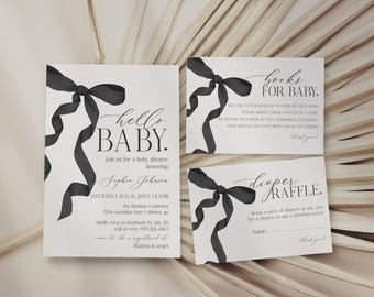 Könnte beinhalten: Schwarz-weiße Babyparty-Einladung mit einer schwarzen Schleife und dem Text "hello baby". Die Einladung enthält Details für eine Babyparty zu Ehren von Sophie Johnson am Samstag, den 16. August 20XX um 12:50 Uhr. Die Einladung enthält auch die Adresse und RSVP-Informationen. Es gibt zwei weitere Karten mit schwarzen Schleifen und dem Text "books for baby" und "diaper raffle".