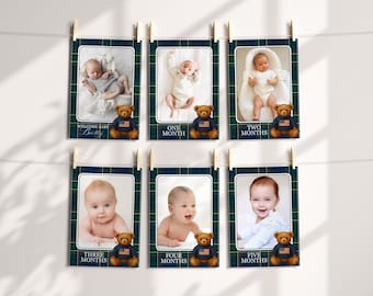 Puede incluir: Un conjunto de seis impresiones fotográficas de hitos para bebés, cada una con una foto del bebé y un oso de peluche con un suéter con la bandera estadounidense. Las impresiones tienen un borde a cuadros verde y azul y cuelgan de pinzas de madera.
