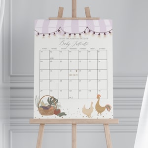 Op de afbeelding: Een printbaar babyshower-spel met een kalender waarop gasten de aankomstdatum van de baby kunnen raden. De kalender is versierd met een paars-wit gestreept tentje, lichtslingers en een mand met fruit. De tekst "Raad de aankomstdatum van Baby Jelfrette" staat bovenaan de kalender.