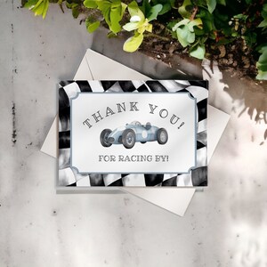 Carte de remerciement voiture de course bleue imprimable, téléchargement immédiat pour anniversaire ou baby shower pour garçon, notre petit coureur est rapide et grandit vite