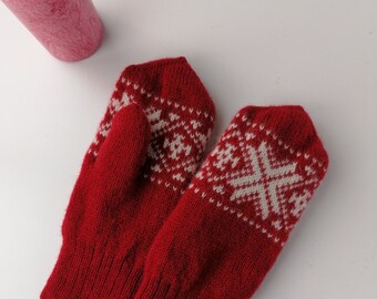 Red nordic star pattern mittens, knitted from lamb wool with lining, nice winter accessories