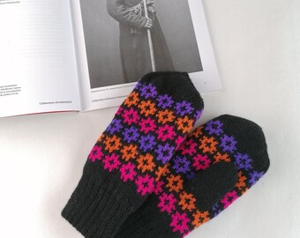 Wool Knit Mittens: Lined Winter Accessory with Star Pattern