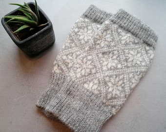 Grijze Bootcuffs, gebreide beenwarmers met fair isle sneeuwvlok patroon, kort model als laarzensokken Zwarte beenwarmers van beenwol. Cadeau voor haar.