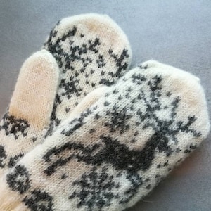 Cozy Nordic Wool Mittens with Reindeer pattern for Ladies, white variation