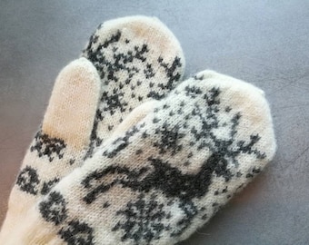 Cozy Nordic Wool Mittens with Reindeer pattern for Ladies, white variation