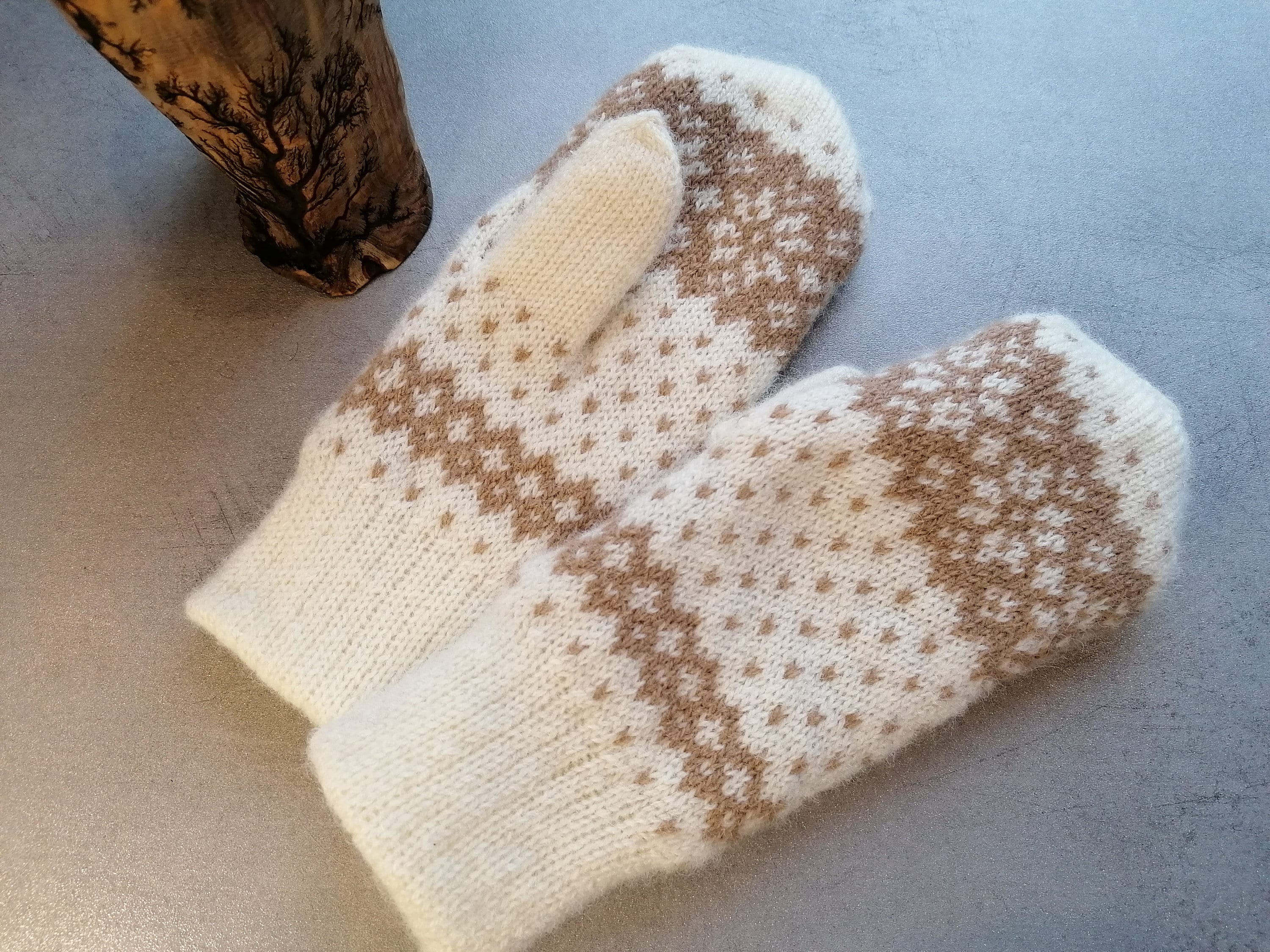Estnische Muster Beige-Weisse , gestrickte Flauschige Fäustlinge, Strickwaren, im Frau Schneeflocke Handschuhe, Zubehör