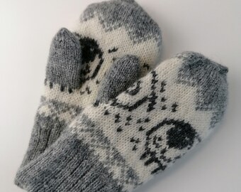 Grey wool mittens for children with sheep pattern, finely knitted gloves with wool lining. Warm, soft and cozy