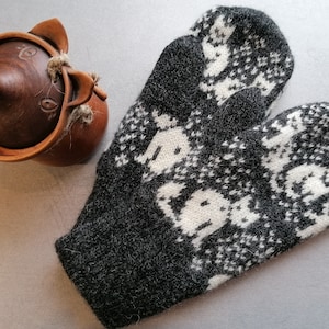Cozy Cat Patterned Wool Mittens in Black Variation