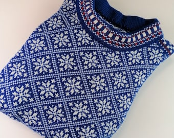 Pull en laine tricoté folk, motif troi traditionnel Kihnu, motif étoile nordique bleu-blanc style scandinave