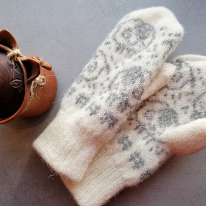 Soft anc Cozy sheep mittens, knitted white wool gloves with lining
