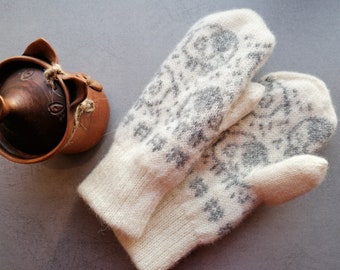 Soft anc Cozy sheep mittens, knitted white wool gloves with lining