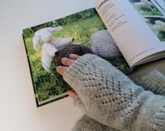 Knitted Grey Arm cuffs, fingerless Gloves with a lacy pattern in a Elegant Style