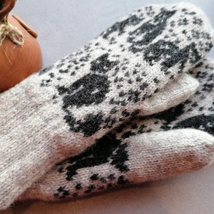 Cozy Cat Patterned Wool Mittens in Light Grey Variation, gift for her image 2