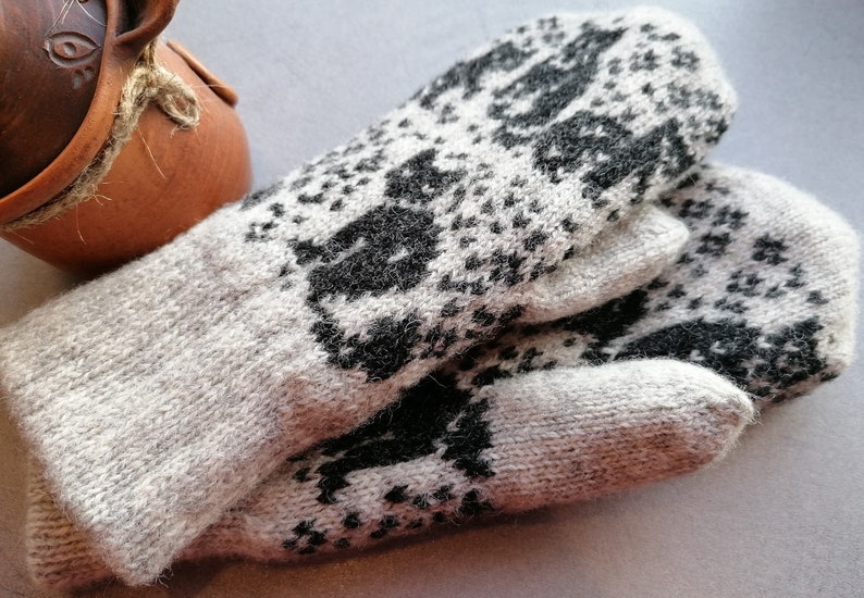 Cozy Cat Patterned Wool Mittens in Light Grey Variation, gift for her image 2