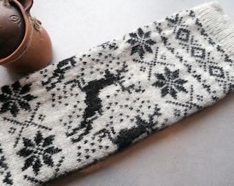 Scaldamuscoli Fair Isle, motivo renna lavorato a maglia combinazione grigio chiaro e nero, ottimo per camminare. Regalo per lei.