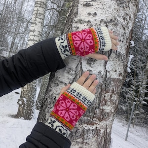 Cozy and Soft Arm Cuffs in Unique Muhu pattern, nice texting gloves without thumb