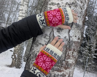 Cozy and Soft Arm Cuffs in Unique Muhu pattern, nice texting gloves without thumb
