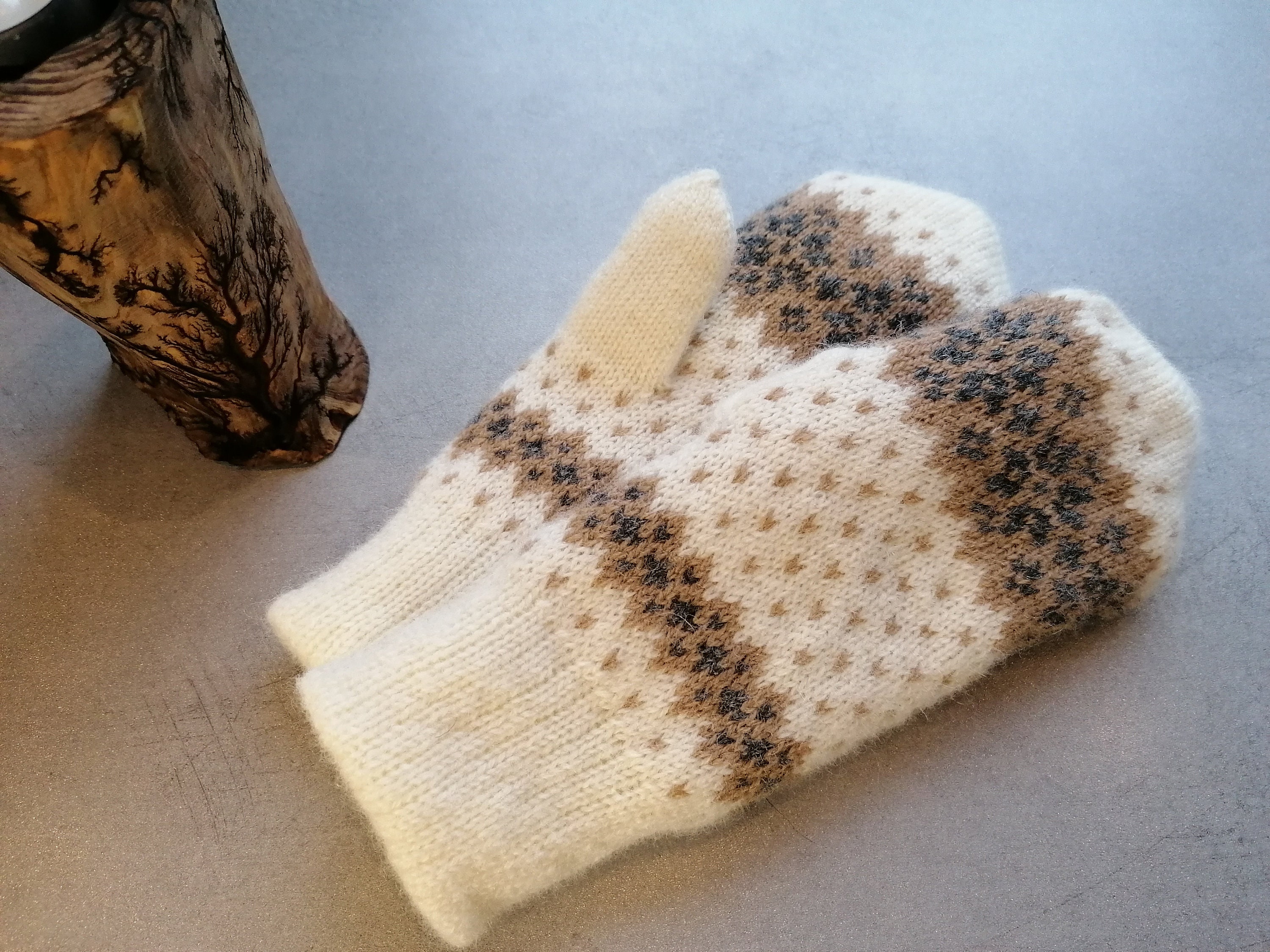 Beige-Weisse gestrickte Fäustlinge, Flauschige Handschuhe, Estnische  Strickwaren, Frau Zubehör im , Schneeflocke Muster