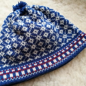 Traditional Nordic Knit Beanie: Men's Winter Hat with Ethnic Pattern as for Classic Style and Warmth