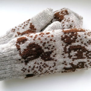 Cozy Cat Patterned Wool Mittens in Light Grey Variation, gift for her image 7