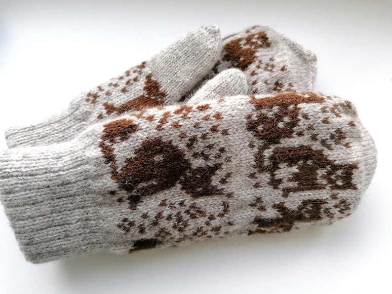 Cozy Cat Patterned Wool Mittens in Light Grey Variation, gift for her image 7