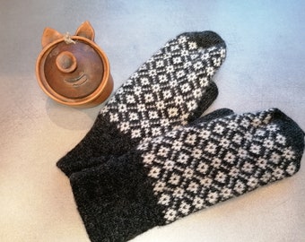 Knitted mittens for men, with wool lining, very warm, black-white traditional pattern, Estonian traditional mittens, gif for him
