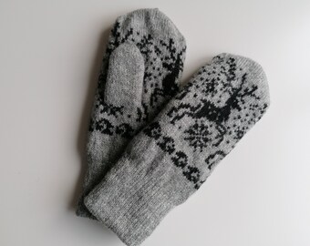 Cozy Nordic Reindeer Wool Mittens, grey variation