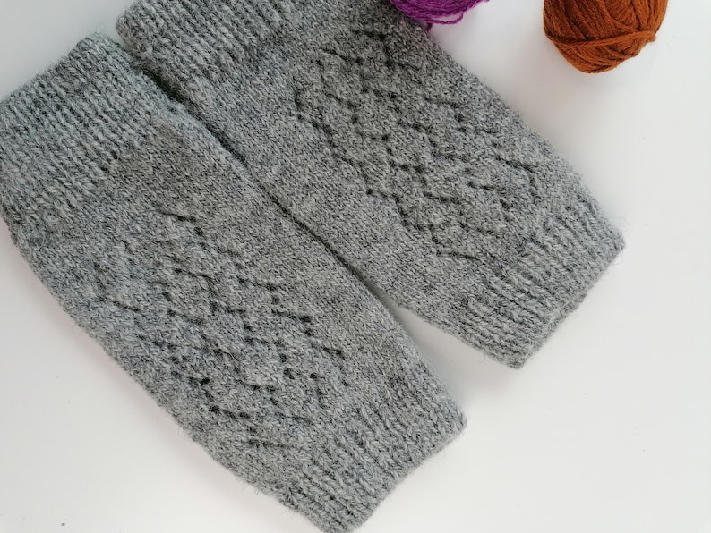 Gray wool fingerless gloves with lacy pattern, very warm gloves for winter, nice minimalistic style zdjęcie 5