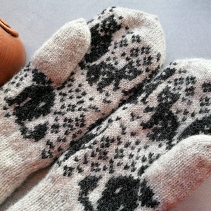 Cozy Cat Patterned Wool Mittens in Light Grey Variation, gift for her image 6