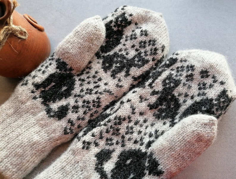 Cozy Cat Patterned Wool Mittens in Light Grey Variation, gift for her image 6