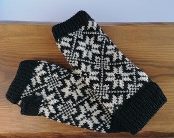 Gloves without fingers, natural wool knit , nice nordic star pattern with accent colour, soft and warm arm cuffs for women