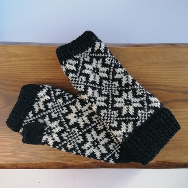 Gloves without fingers, natural wool knit , nice nordic star pattern with accent colour, soft and warm arm cuffs for women