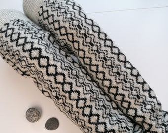 Scaldamuscoli Fair Isle, modello lungo, motivo a catenella a maglia fine combinazione grigio, grigio chiaro e nero, ottimo per camminare. Regalo per lei.