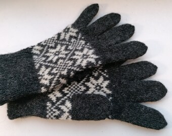 Black knitted Gloves for Men, nice Nordic Star pattern in Black and White