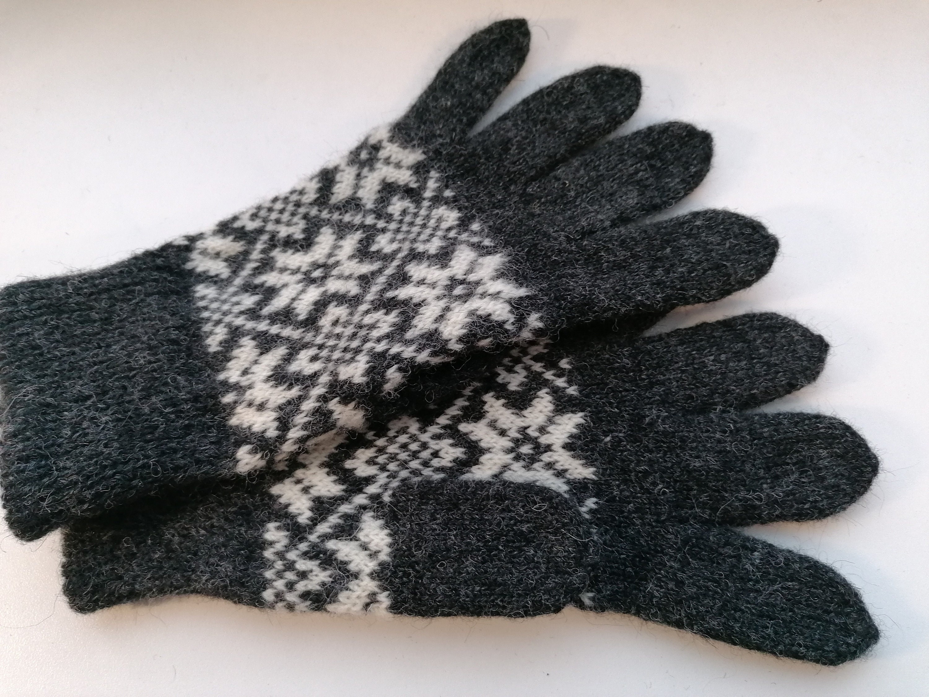 Black Knitted Gloves for Men, Nice Nordic Star Pattern in