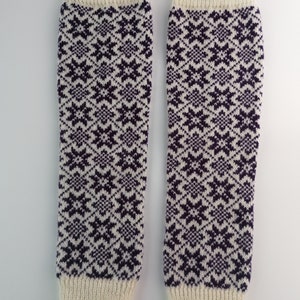 Fair Isle leg warmers, white leggins with nordic star pattern in accent colour, good for walking in a wintertime, wool boot cuffs. Aubergine pattern