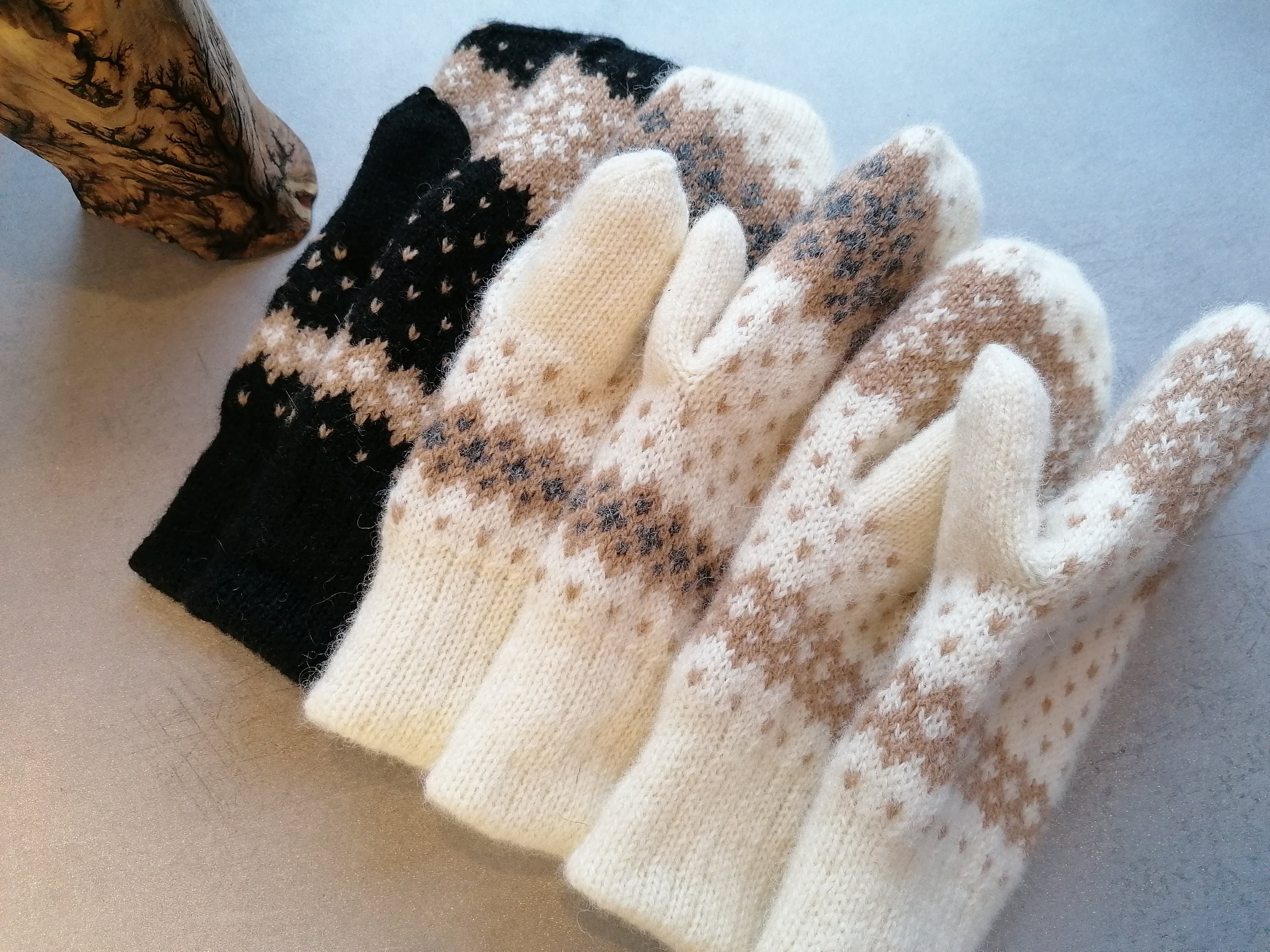 Beige-Weisse gestrickte Fäustlinge, Flauschige Handschuhe, Estnische  Strickwaren, Frau Zubehör im , Schneeflocke Muster