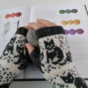 Knitted Cat Pattern Fingerless Gloves: Cozy Lamb Wool Wrist Warmers