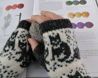 Knitted Cat Pattern Fingerless Gloves: Cozy Lamb Wool Wrist Warmers