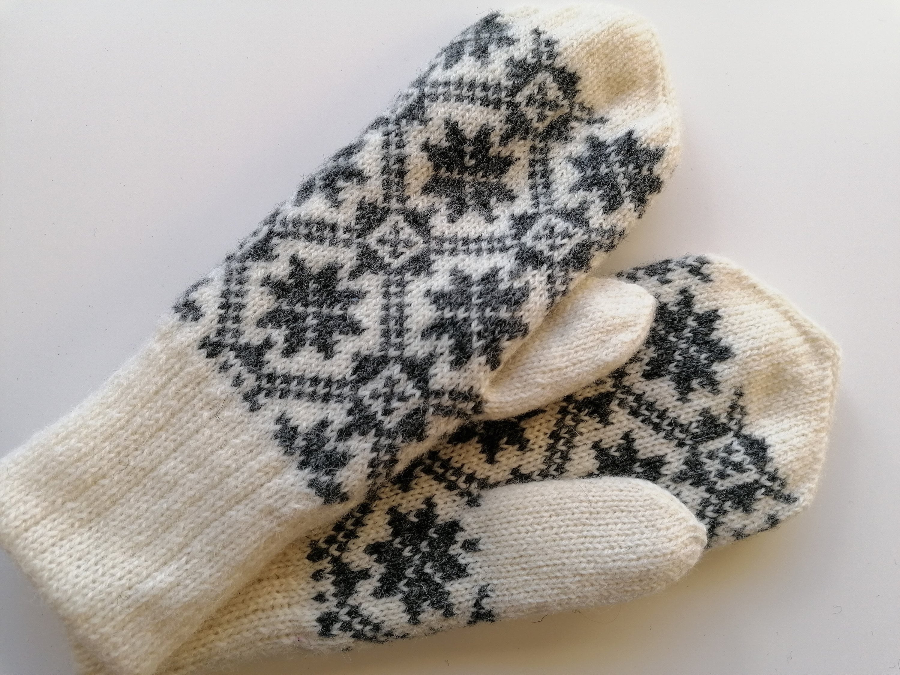 Weisse-Graue gestrickte Fäustlinge, Flauschige Handschuhe, Zubehör , Schneeflocke Strickwaren, im Muster Estnische Frau