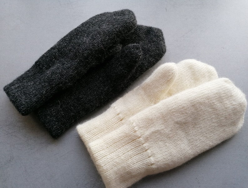 Unicolor wool mittens, wool layer inside
Thick, warm, soft and cozy
Plain wool mittens are essential pieces for your winter wardrobe.
Wooly accessories are a must item in a cold and windy day.