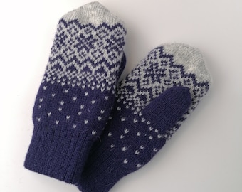Mitaines en pure laine, gants finement tricotés avec doublure en laine, motif étoile nordique, combinaison violette et grise. Beau style d’île juste.