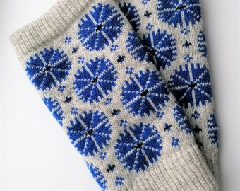Blauwe korenbloembeenwarmers, gebreid van wol, perfect accessoire bij elke winteroutfit