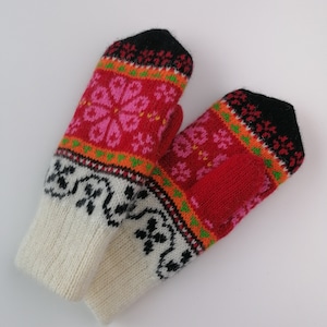 Adorable Muhu pattern knitted mittens, with wool lining, warm mittens for the winter, Estonian knits, gift for her