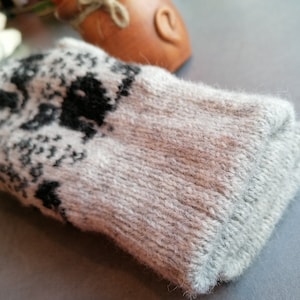 Cozy Cat Patterned Wool Mittens in Light Grey Variation, gift for her image 5