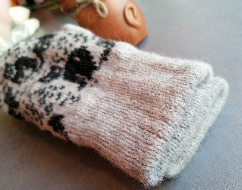 Cozy Cat Patterned Wool Mittens in Light Grey Variation, gift for her image 5